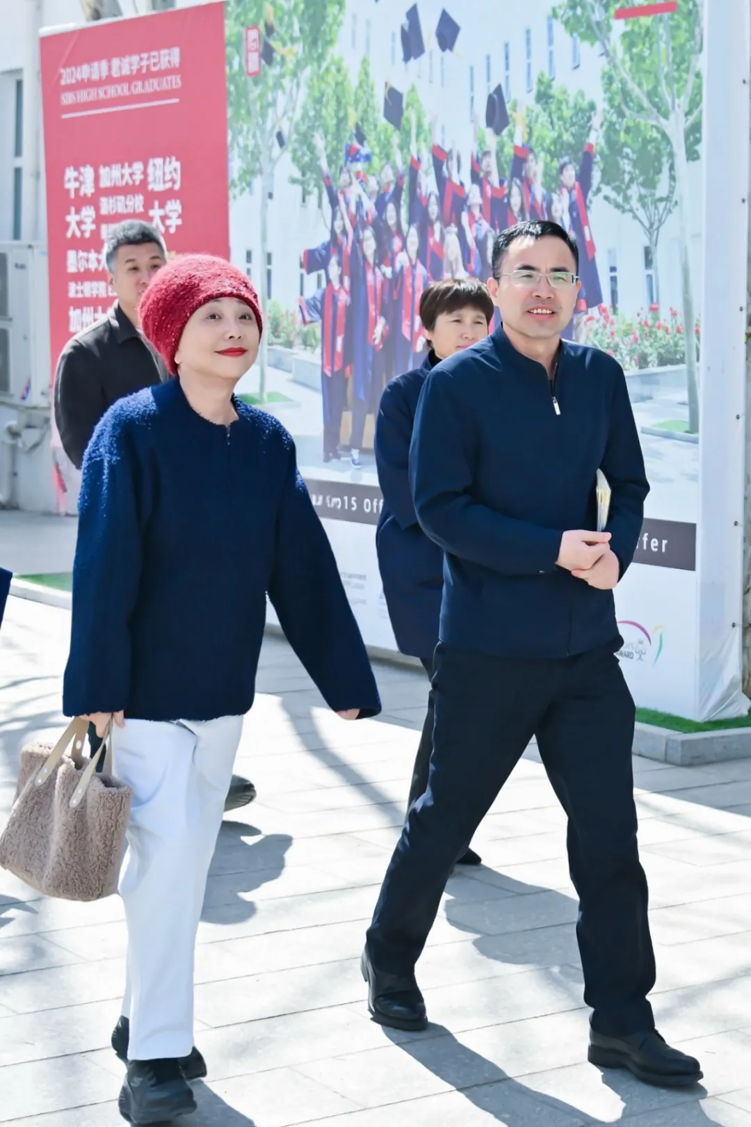 开幕式上,未来感十足的中英双语数字主持人一亮相
