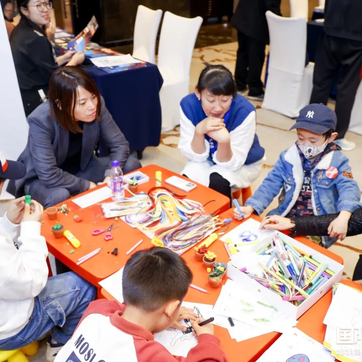 为了让小朋友们也能在择校展会中找到乐趣（图 2）