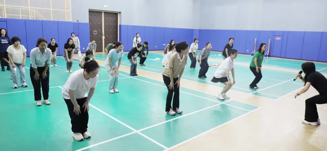 平日里严肃沉稳的老师们,一到体育馆瞬间化身 顽童 。