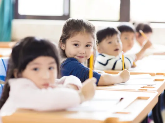 在选择国际学校时,家长应该综合考虑学校的师资力量、教学质量