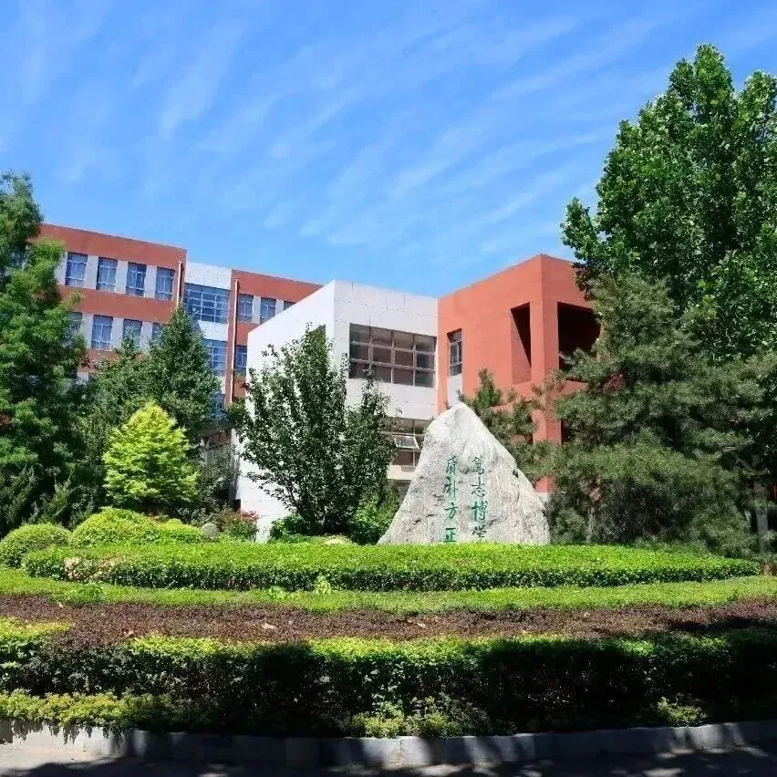 学校坐落于北京市海淀区清河宝盛里龙岗路观澳园 18 号