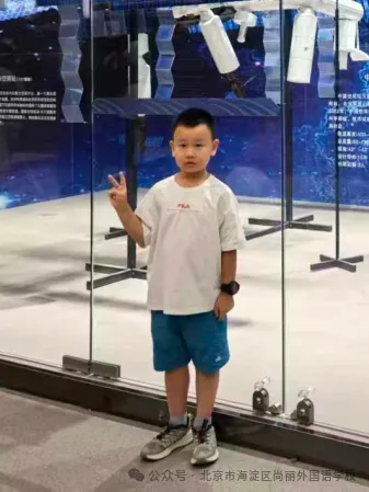 两张作品都以手绘漫画的形式搭建数学场景,胡萝卜、小兔子(图 2)