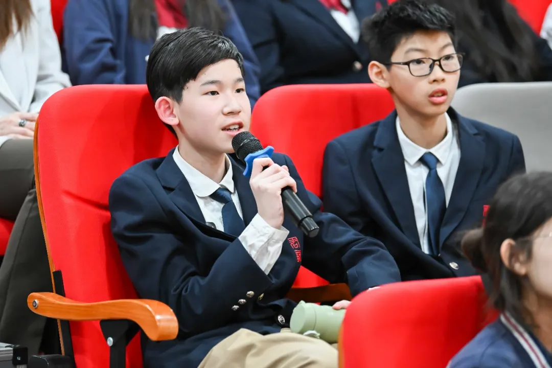 而不会AI的学生可能在效率和成绩上落后,尤其在高竞争环境中