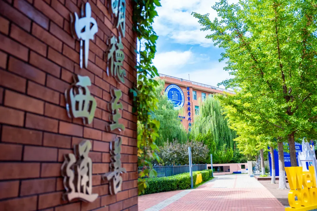 这一幕深深刺痛了姚宇堃。他意识到，当教育的目标投向全球舞台时