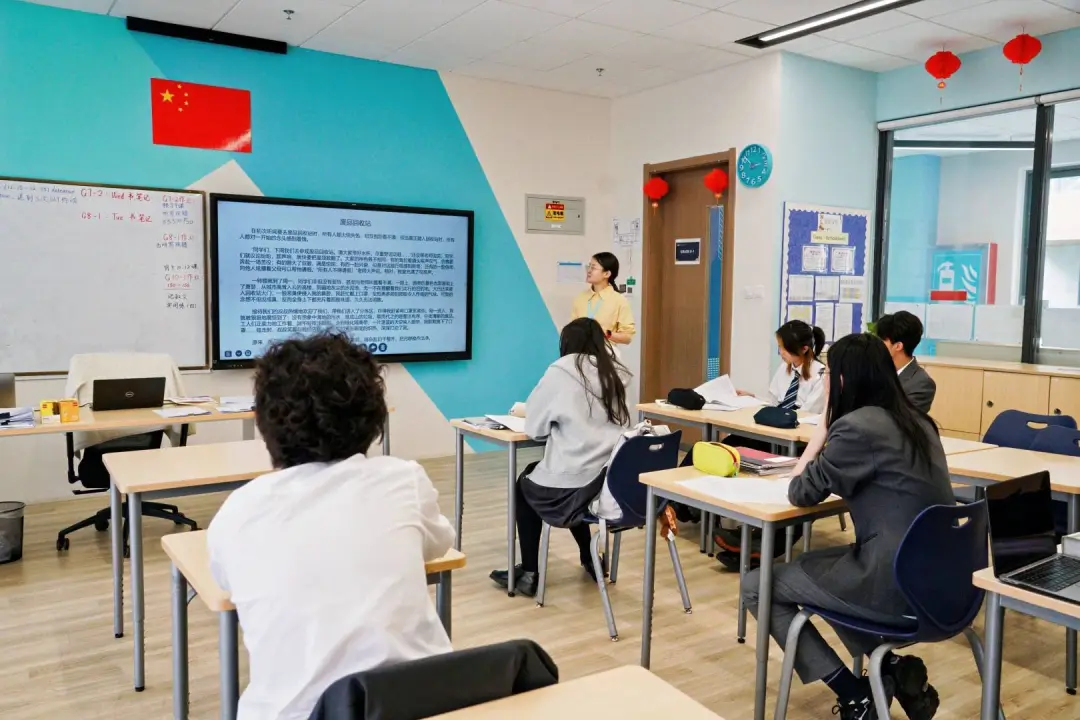 针对小升初孩子的语言基础，学校采用双语分层教学