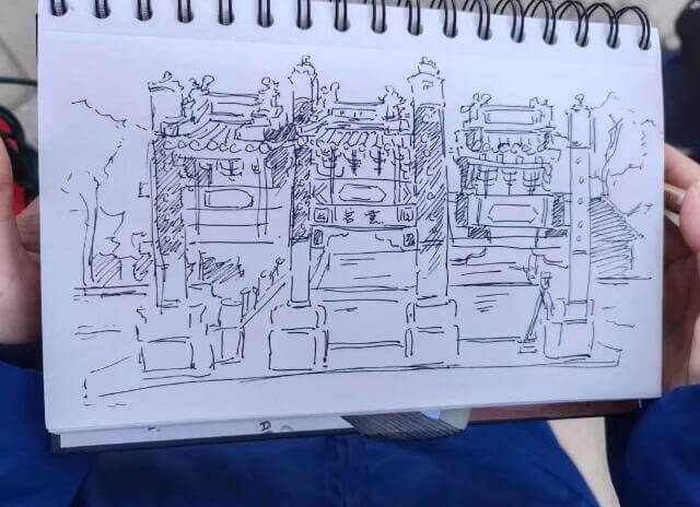 中澳HSC班选修视觉艺术课的同学把园林建筑的风貌栩栩如生地画了下