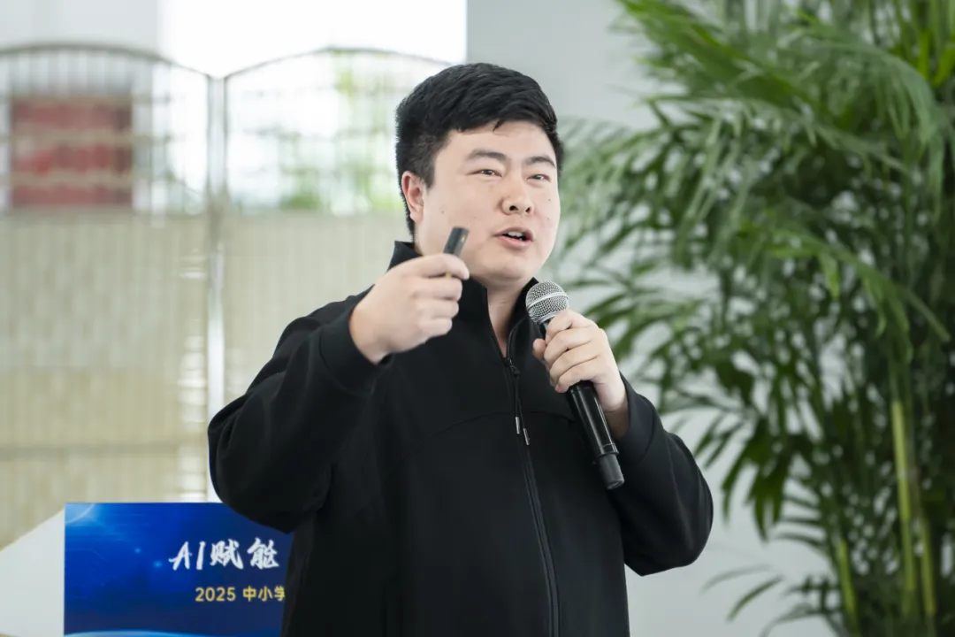 北京理工大学工学博士、人大附中丰台学校科学副校长金鑫分享了该校积极探索人工智能助力学生科创研学的路径,成果丰硕且亮点突出。