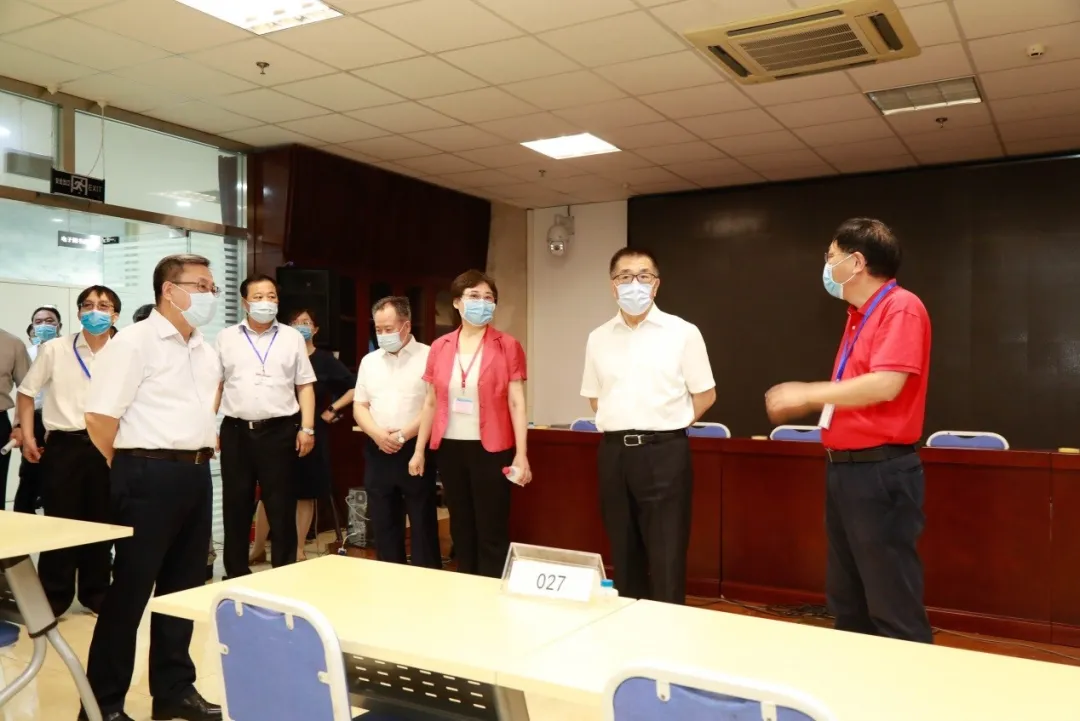 王宁等同志查看了考场、考务室、保密室、监控室等情况(图 3)