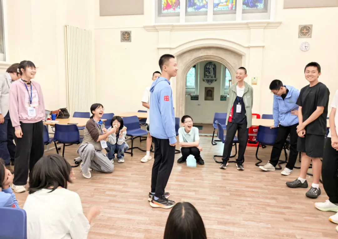 在牛津、剑桥、爱丁堡大学,同学们不仅参观古老学院