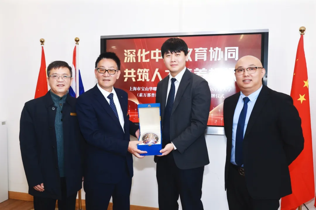 在仪式上,两本合作协议依次翻开,江国法校长作为宝华曜教育集团代表