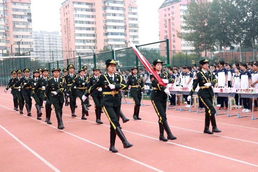昨天,师生们为祖国的强盛欢呼;今天