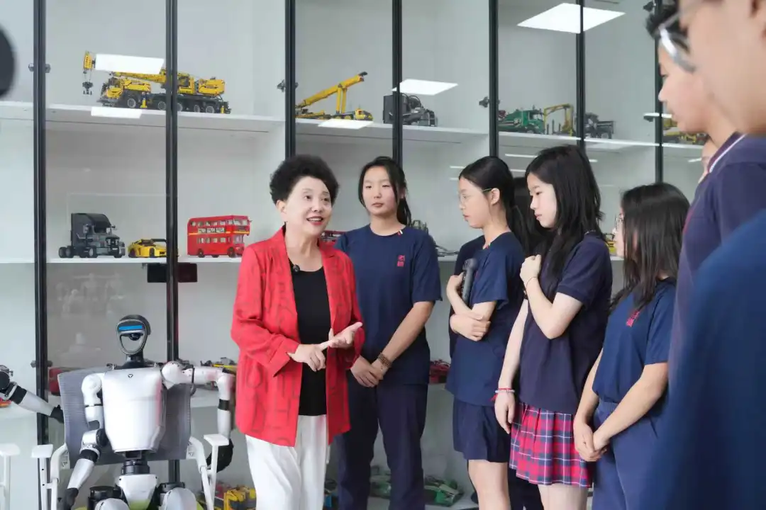孩子3到8岁是语言学习的黄金期,像一块海绵