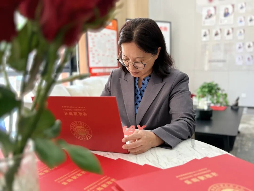 笔墨传温情,桃李照丹青。张瑞清校长与薛成俊副校长铺纸挥毫(图 2)