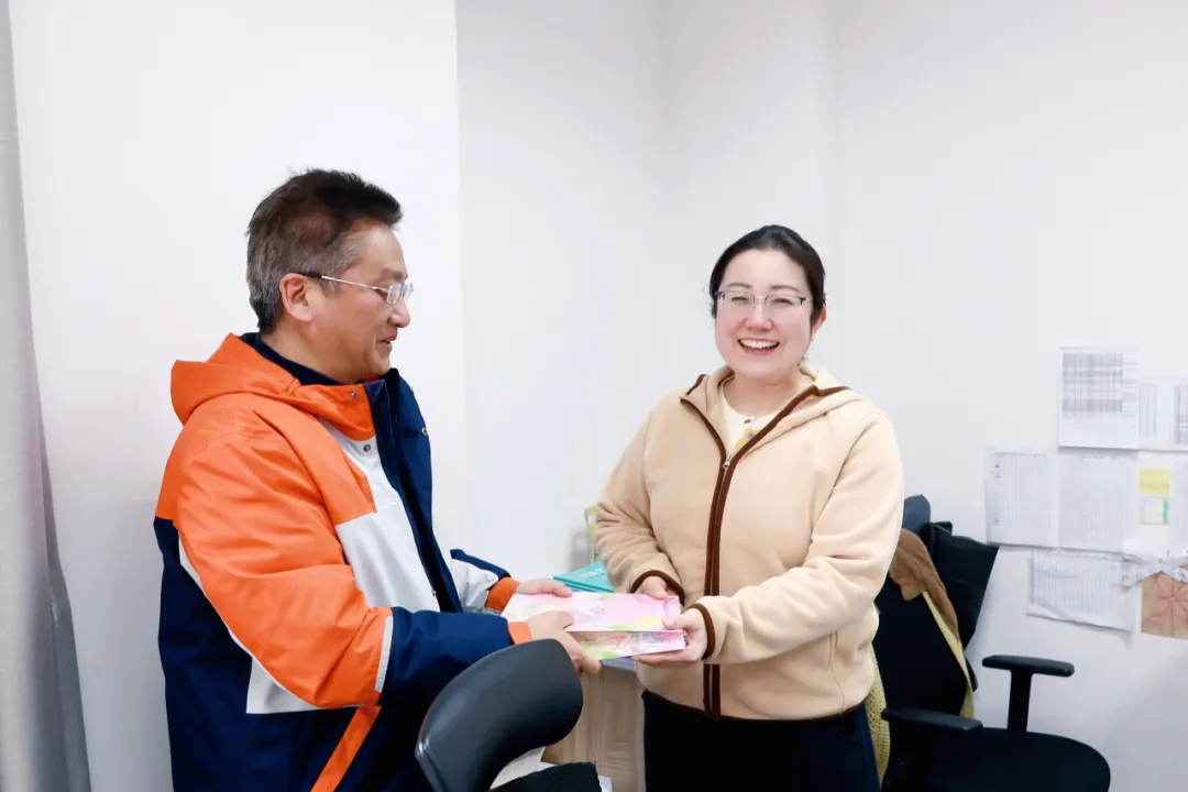 女教职工们陆续步入校园,惊喜地发现这份专属的浪漫。