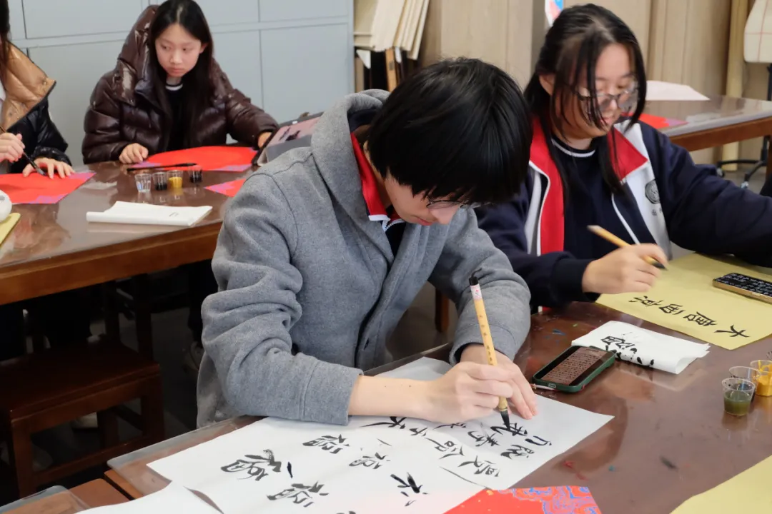 洒金红纸从不挑剔笔法。每一道不够流畅的转折