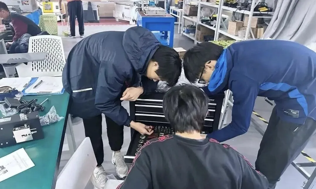 反观当下不少教育场景,孩子从小被灌输 努力考高分、上好学校