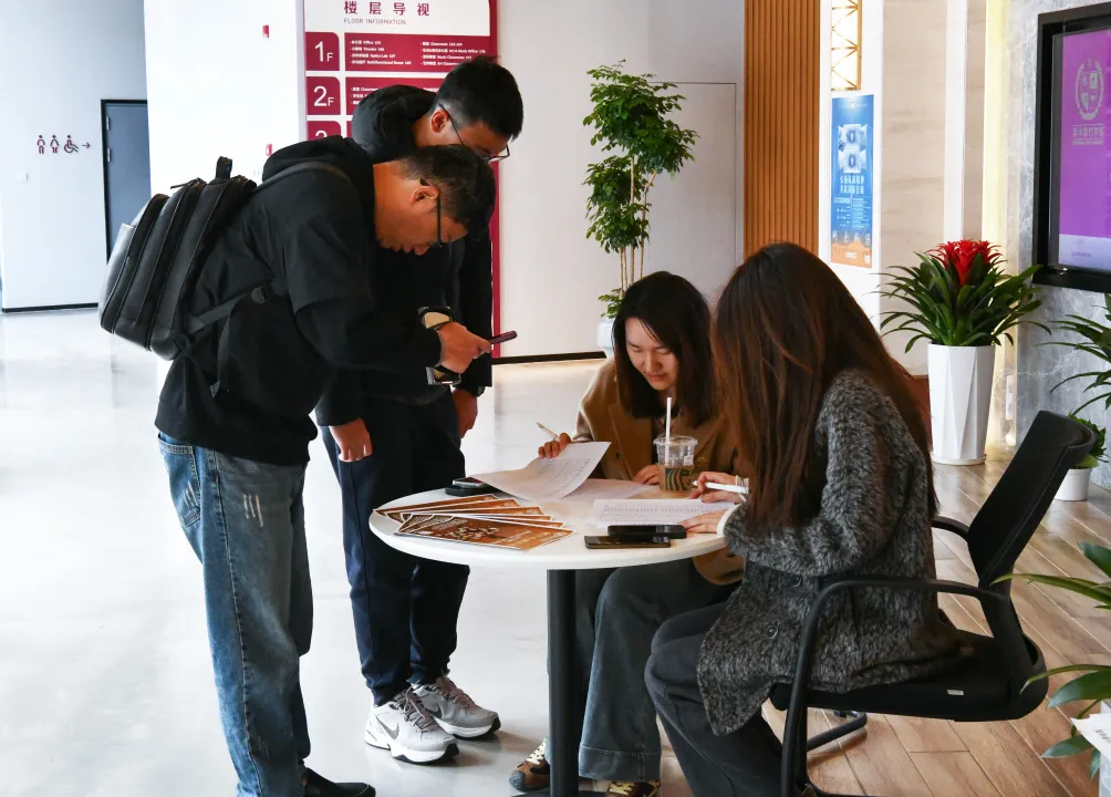 报到现场秩序井然、流程顺畅。新生入校后,依次前往各楼宇完成签到。(图 2)