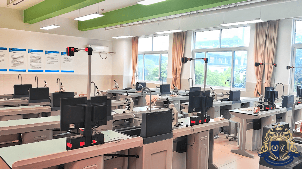 学校与宿舍往返由校车接送。以方便学生上学和放学。(图 3)