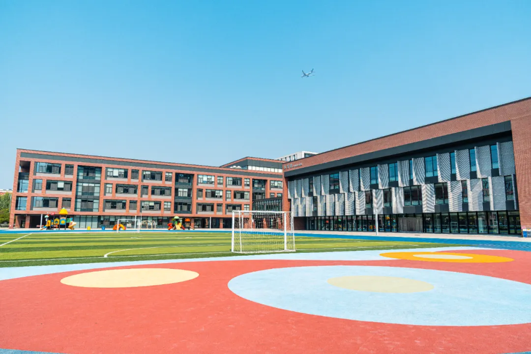 走进朝阳凯文就像走进了一座古朴与现代融合的学术殿堂,红墙、绿草