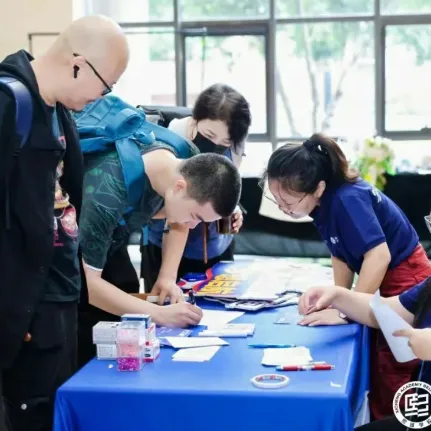 这一日，是少年们与初中稚气郑重作别的刻度（图 2）