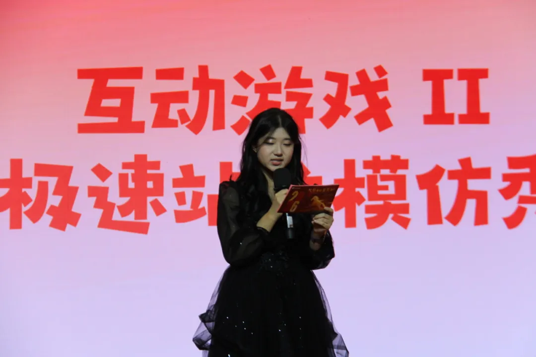 在首轮互动环节 双人默契大挑战 中，五组参赛师生需要背对背站立