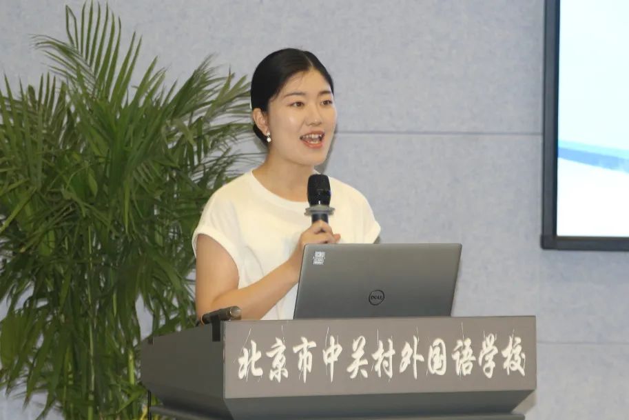 信息技术组组长吕丹回顾了 科技年 的丰硕成果。