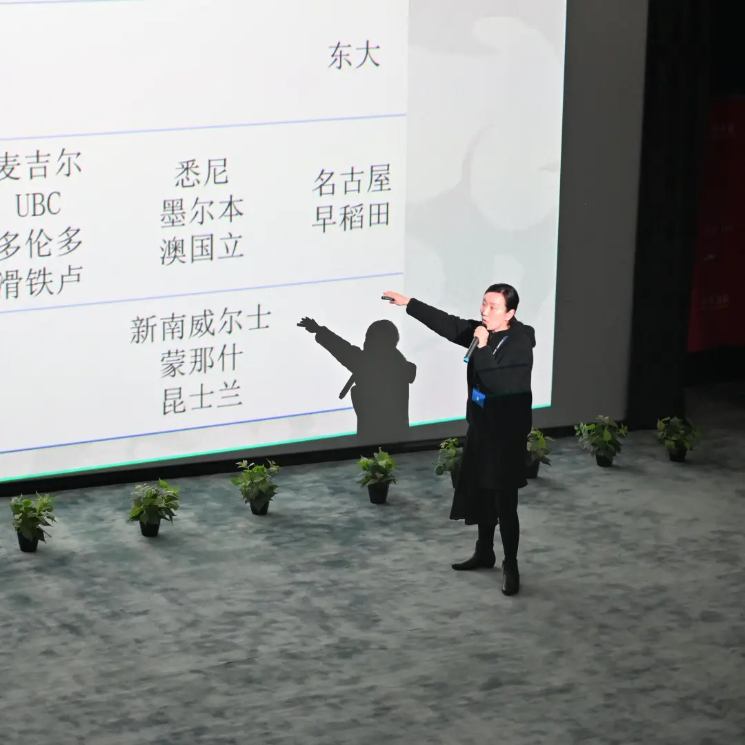 介绍各国大学信息检索方法，指导学生选课