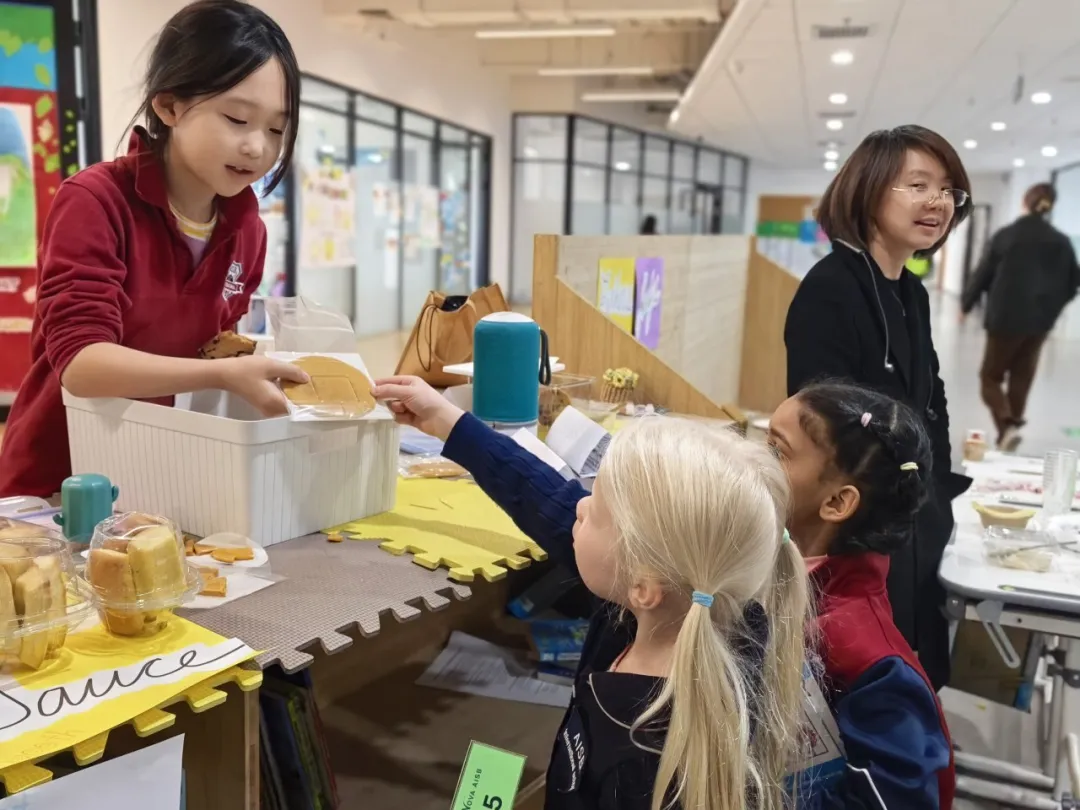 手工饰品区不仅是创意展示的平台，更是培养孩子动手能力、创新思维