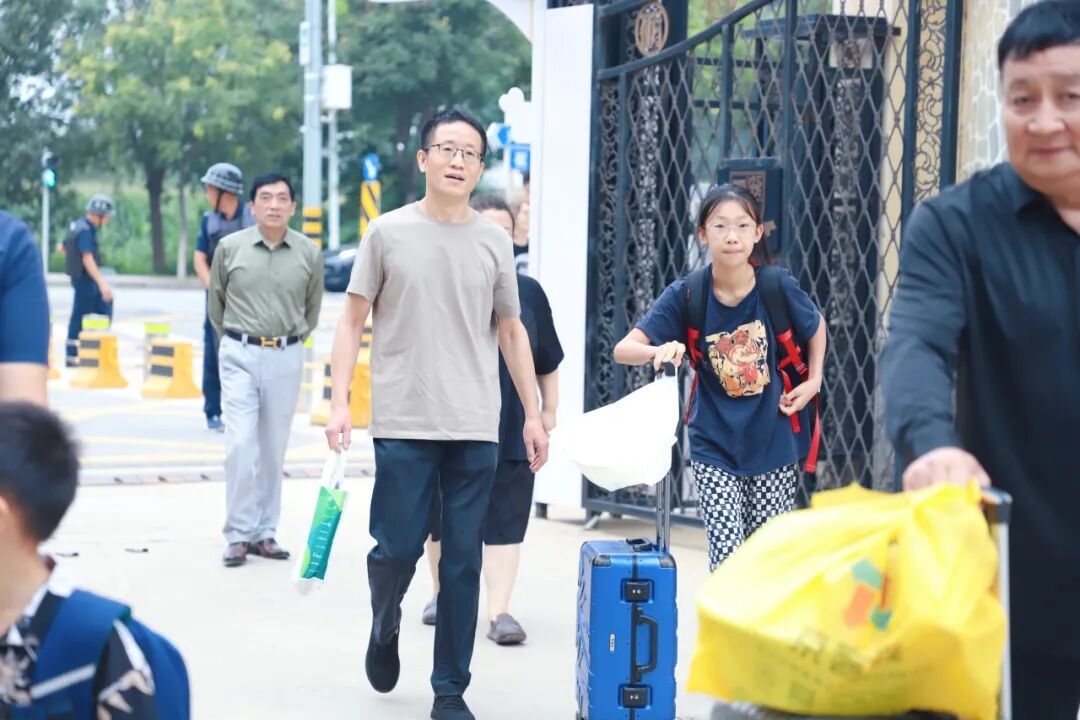 8月30日,当第一缕阳光映照在凯博学子红白相间的校服上