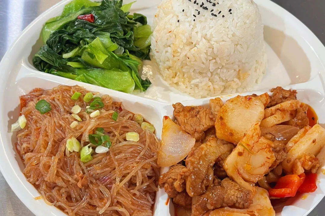 食谱中包含排骨、牛肉、鸡肉、鸭肉、兔肉、鱼虾等多种优质肉类