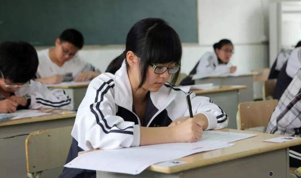 不过，如果还是希望参加国内的高考，那在择校时一定要了解清楚