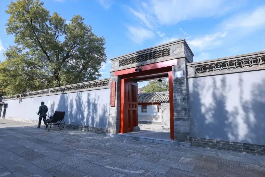 校园内保留着鲁迅先生和周作人故居;鲁迅书院亦是学校的图书馆;同时