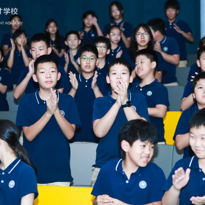 穿梭于历史的长河,感受那段跨越科学与艺术、爱情与理想的非凡旅程。