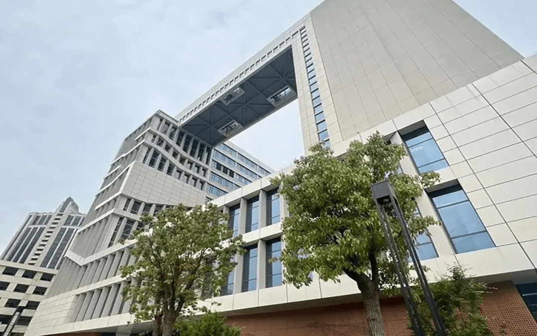 一、学校简介:上海贤耀国际教育中心(古北工程大校区)