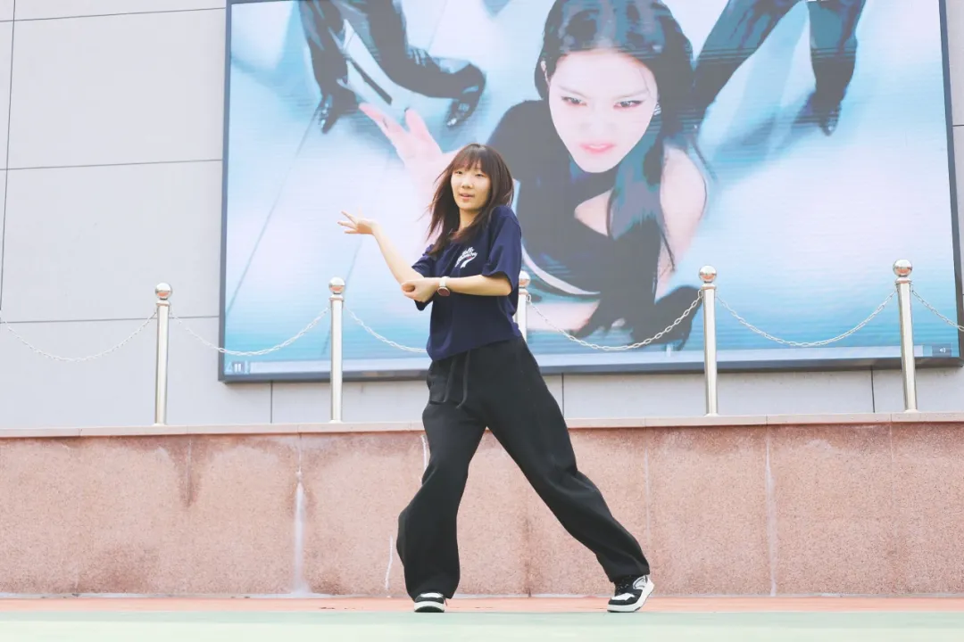 高一年级同学热情尤为高涨，多首投稿歌曲接连响起（图 3）