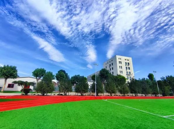 2022年度,毕业生共获得价值216万加币的大学奖学金。