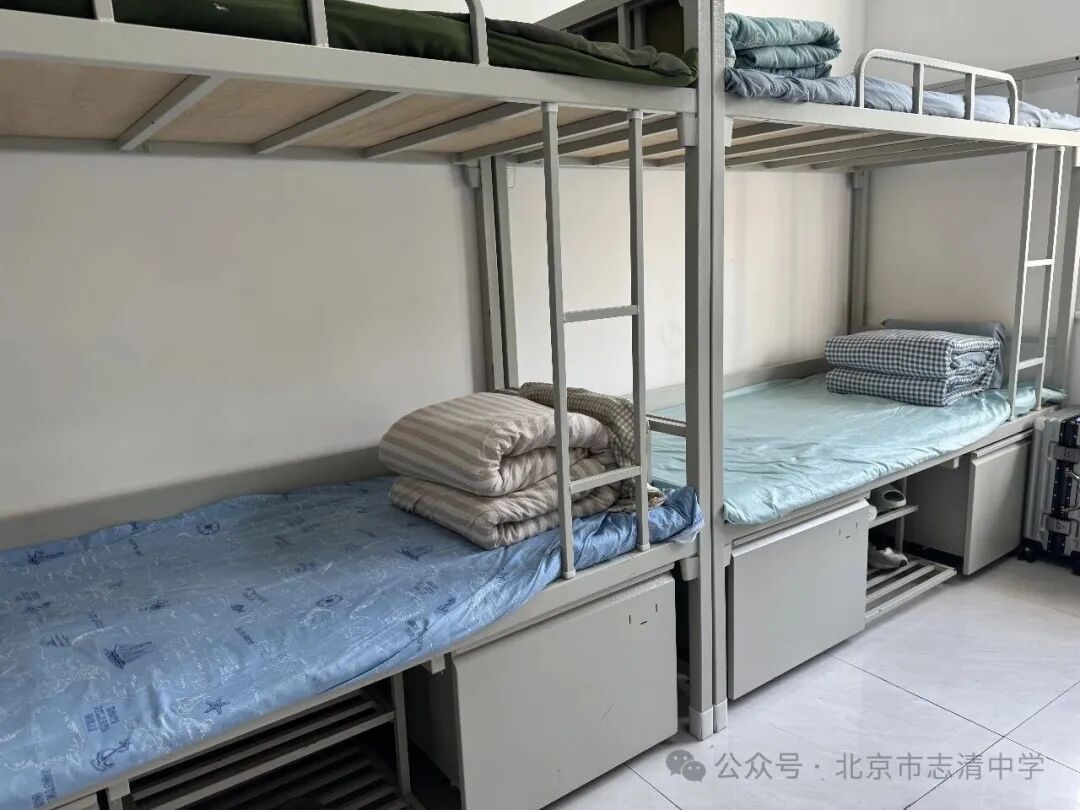仪式结束后，军训正式拉开序幕。站军姿、练队列、擒敌拳训练（图 2）