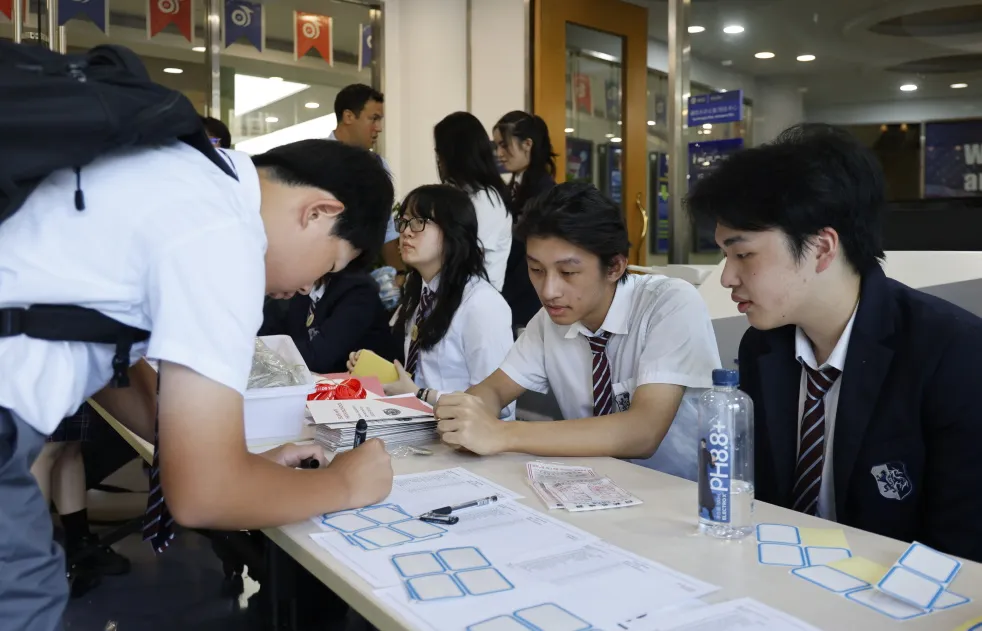 在学长学姐们的热情接待下,新同学们开始渐渐放松