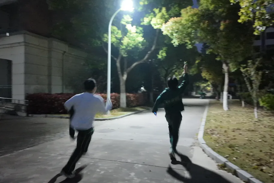 20:30，荧光夜跑在温馨的集体合影中圆满落幕。