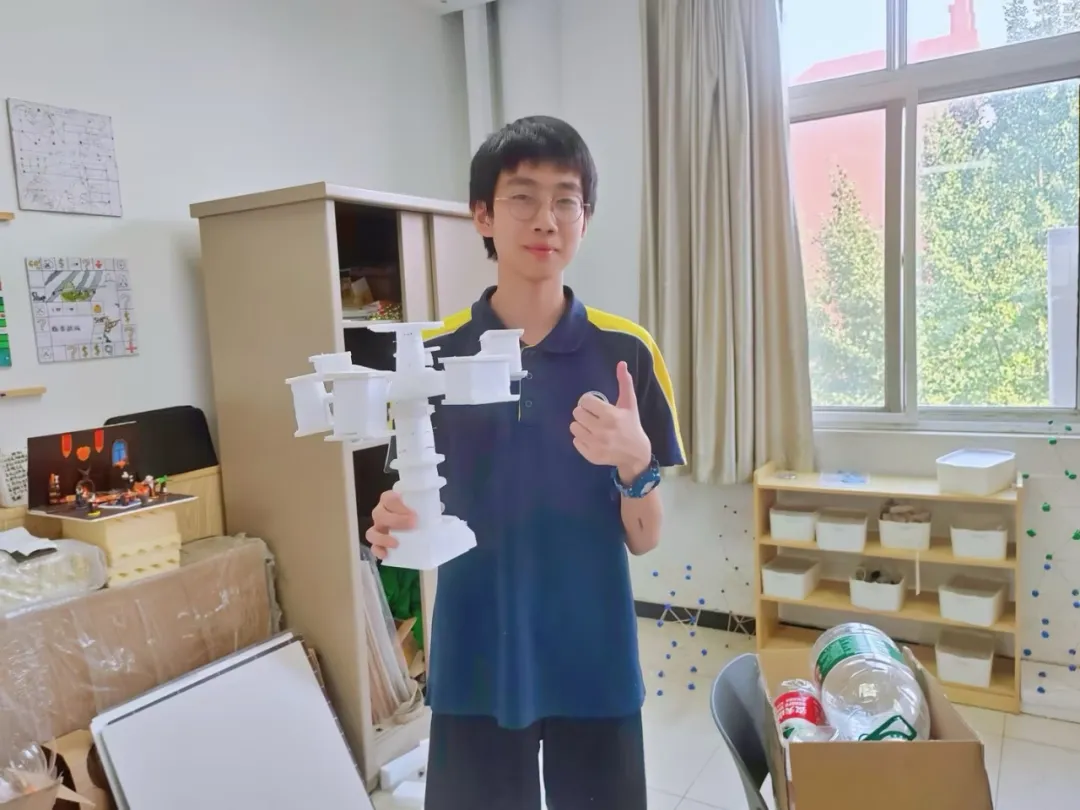 按照项目的要求,模型需要尽量用可回收材料制作,要包含可动模块