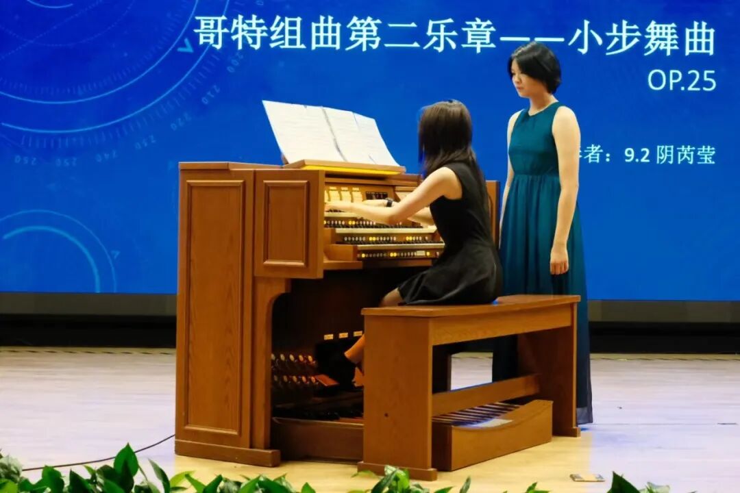 从前学习钢琴时，她十分惧怕站在众人面前进行表演；