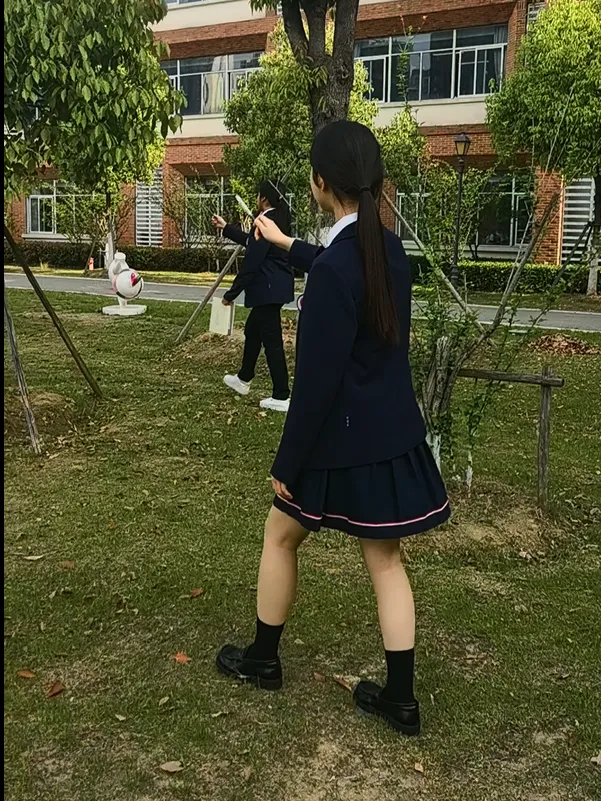 初一启数项目学员率先登场，化身专业小小测量工程师。