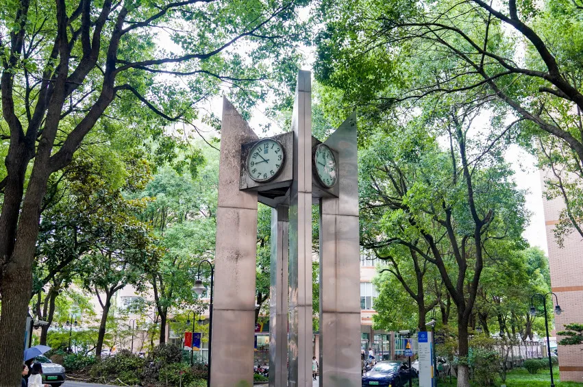 作为上海首批获得英国双考试局认证的学校之一