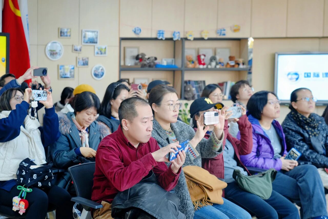 在集中会议上，学部与教学团队向全体家长汇报了本学期的工作重点与教