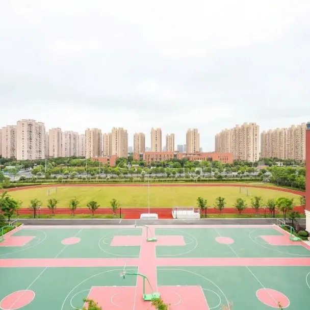 上海嘉定校区,占地500亩,四周天然河道环绕(图 3)