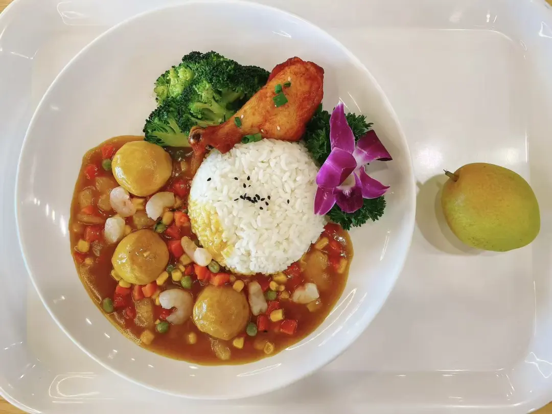 知道许多人对面食情有独钟,面食窗口提供了各种传统和创新的面食选择
