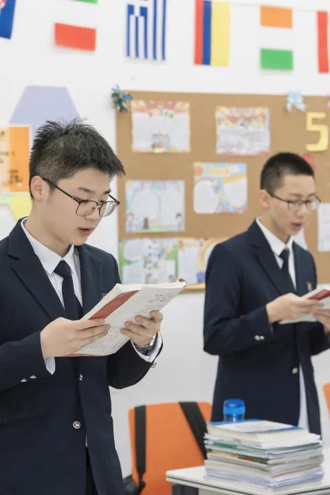 双威公学自2008年在香港成立以来，始终秉承 以学生为本