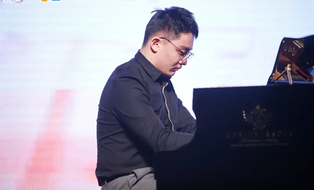 他不仅实考出了三门A*的分数，雅思拿下8分