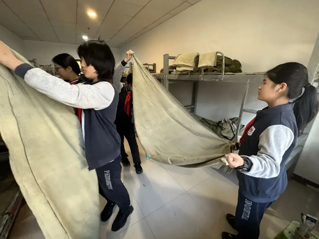 在蓝天白云绿地间，基地为同学们举行了郑重的开营仪式。（图 3）