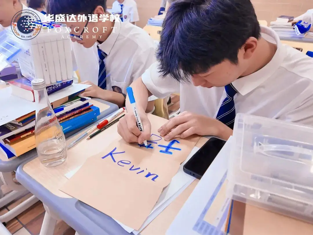 同时,新生们也进入教室,开始了他们的 开学第一课 :(图 2)